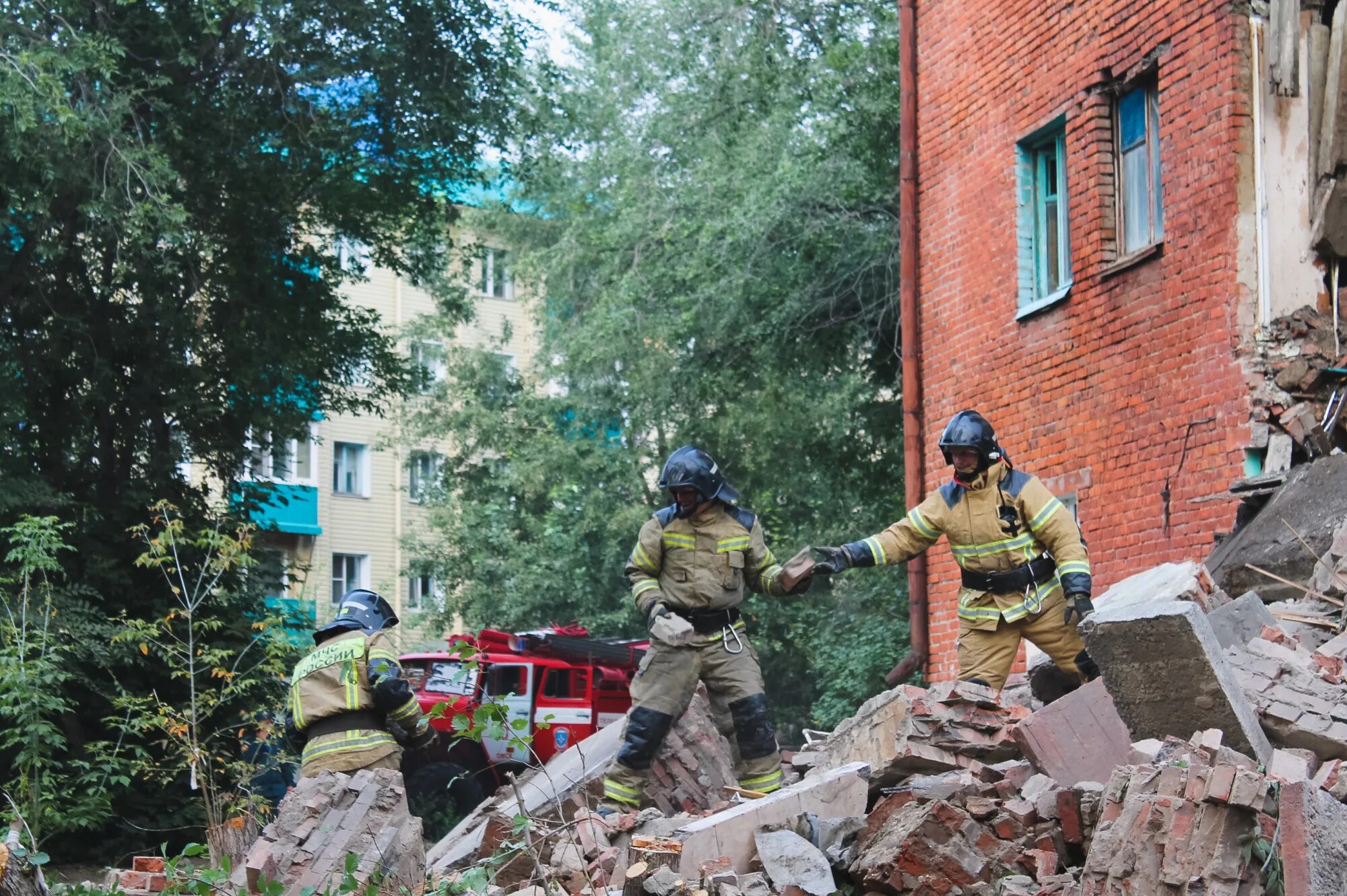 В Омске обрушился дом. Обвал дома. Обрушение жилого дома МЧС. Спасатели разбирают завалы. Омск новости обрушение дома