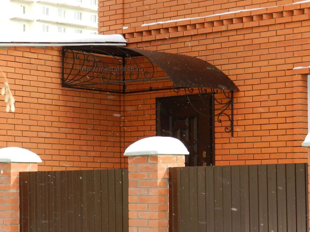 Кирпичный козырек. Козырек. козырек на входную дверь. угловой навес над крыльцом. козырёк над входной дверью.