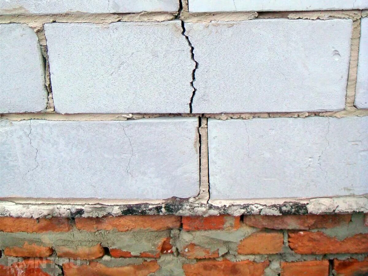 Газосиликатный блок d500 трещины в стене. Трещины в газоблоке. Трещины в газобетоне. Трещины газобетонных блоков.