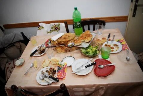 На столе редкое утро не стояла