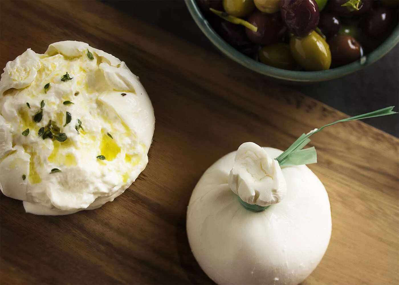 страчателла или буррата. салат с бурратой и манговым соусом. буратта и страчателла. страчателла россини. моцарелла страчателла буррата.