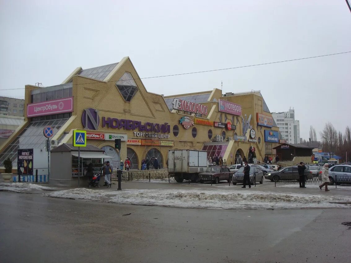 Парковка у ТЦ "Ноябрьский" осталась без собственника