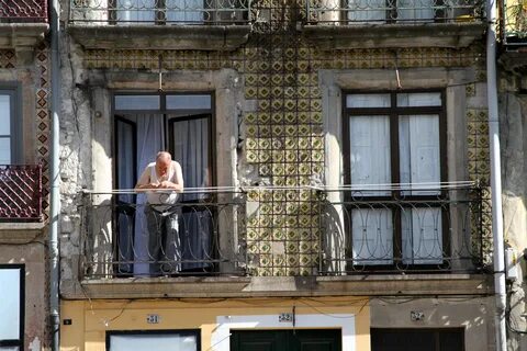 Porto-266-beim Hotel da Bolsa-Mann auf Balkon-2011-gje.jpg. 