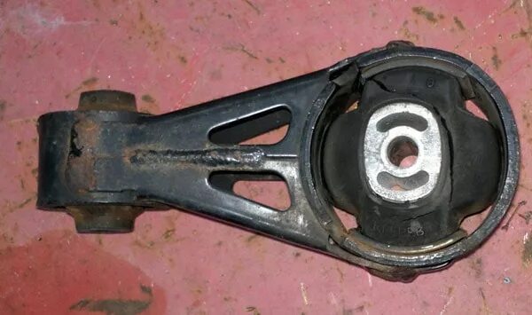 Передняя опора двигателя ваз 2114. Опора двигателя ваз 2114 усиленная. Передняя подушка двигателя ваз 2114. Подушки двигателя ваз 2114 8 клапанов. Опоры двс ваз 2114.