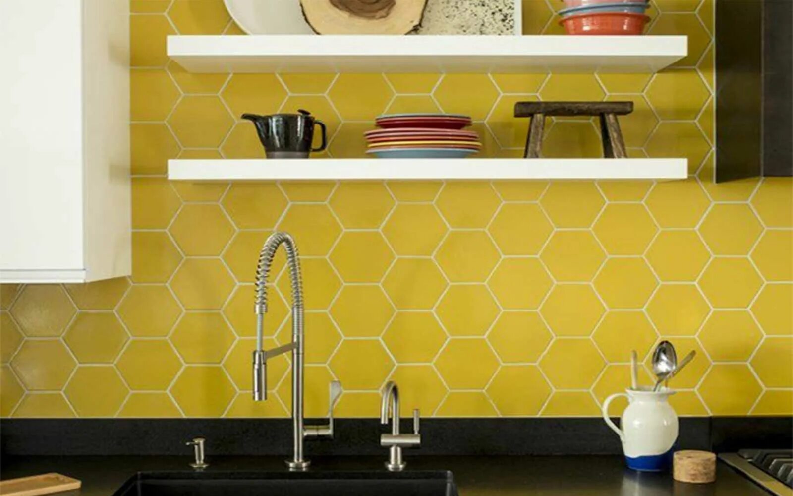 Желтая плитка купить. Плитка Гексагон желтая. Желтая плитка на фартук. Желтая плитка на кузни. Плитка соты на фартук для кухни.