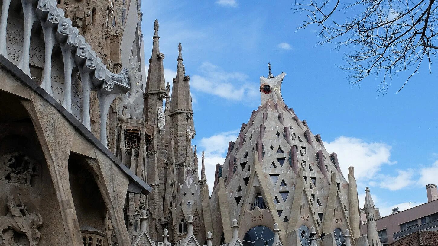 архитекторы саграды. испания собор саграда фамилия. архитекторы саграды. испания собор саграда фамилия. собор гауди в барселоне.