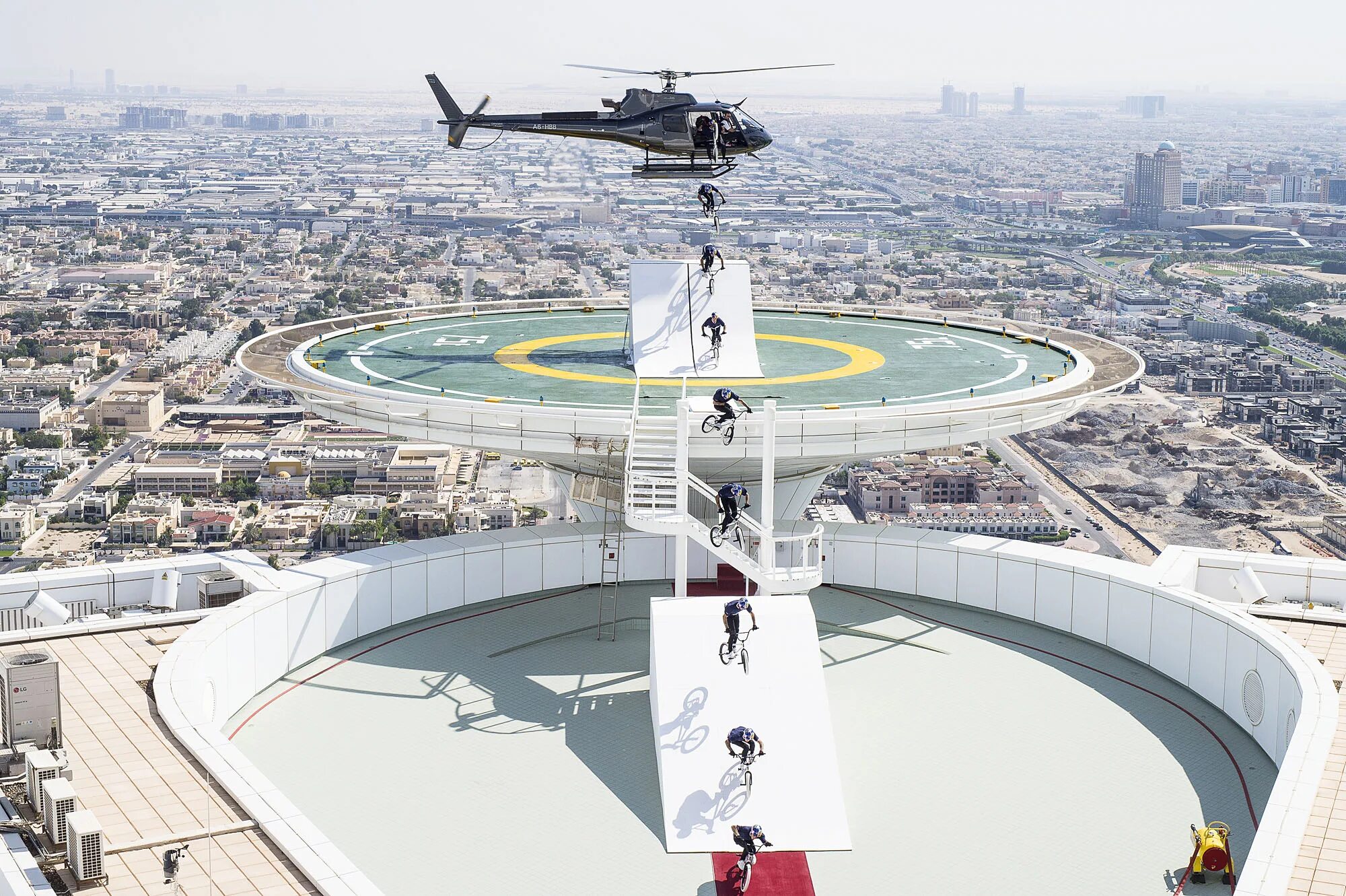 Вертолетная площадка на крыше. Burj al arab вертолетная площадка. отель парус в дубае вертолетная площадка. бурдж аль араб вертолет. вертолетная площадка холиж дубай.