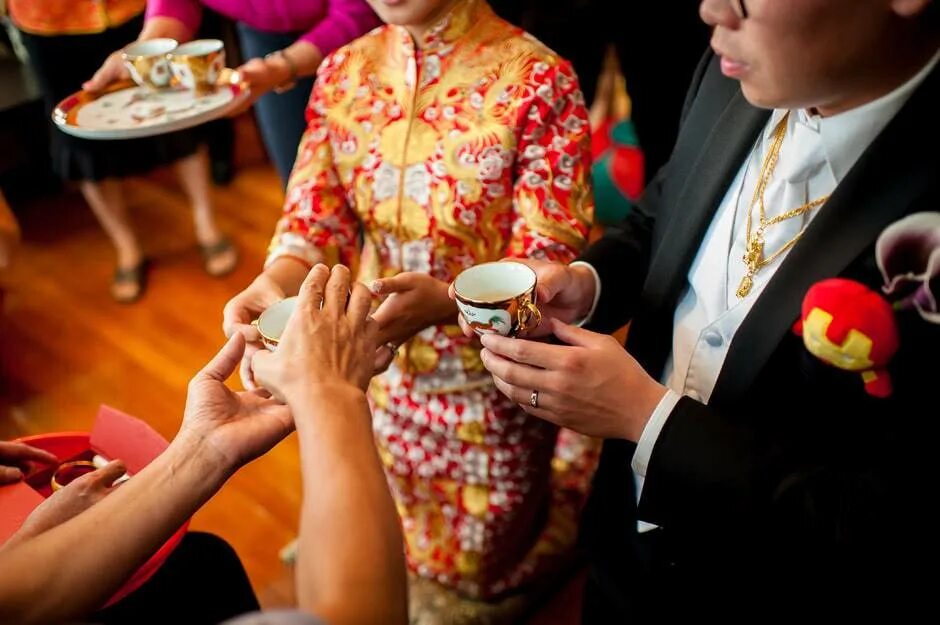 Китайская свадьба чайная церемония. Чайная церемония в Китае на свадьбе. Свадебные традиции в Китае. Свадебные обычаи в Китае.