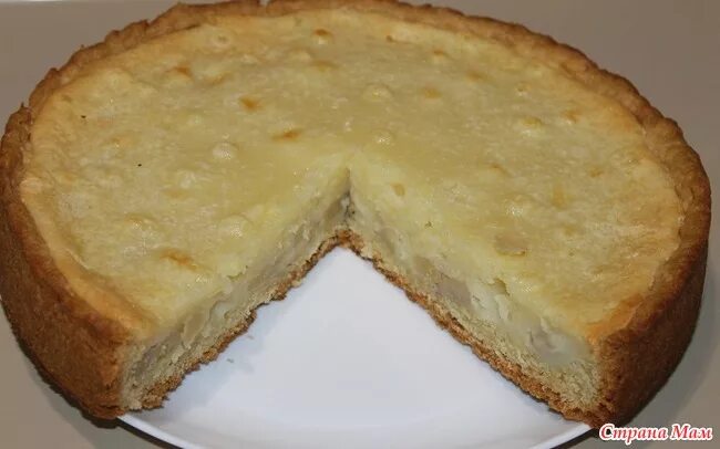 Пирог в сметанной заливке с бананом. Бананово сметанный пирог. Пирог с бананом и взбитыми белками. Банановый пирог со сметаной. Пирог со сметанным кремом.