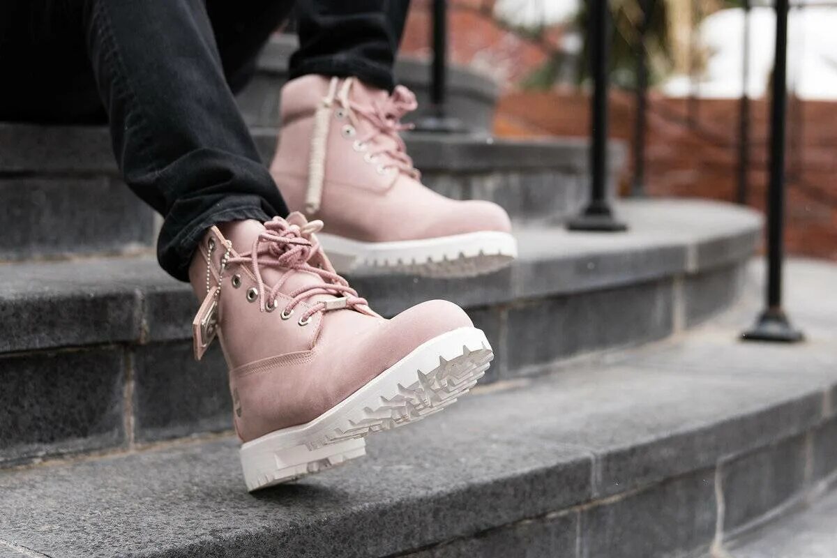 Ношенные ботинки. Timberland 10061 Pink. Timberland women Pink. Ботинки тимберленд женские розовые. Timberland 6 inch женские.