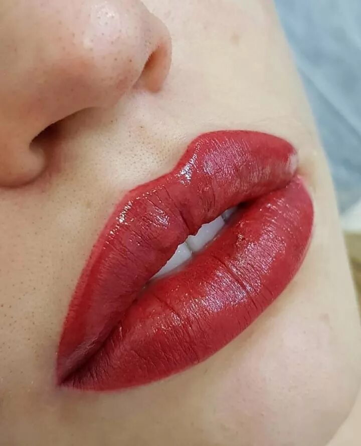 Перманентный макияж красные. Цвета губ перманента губ. Перманентный макияж губ помадный эффект. Татуаж губ помадный эффект. Красивый цвет губ для татуажа.