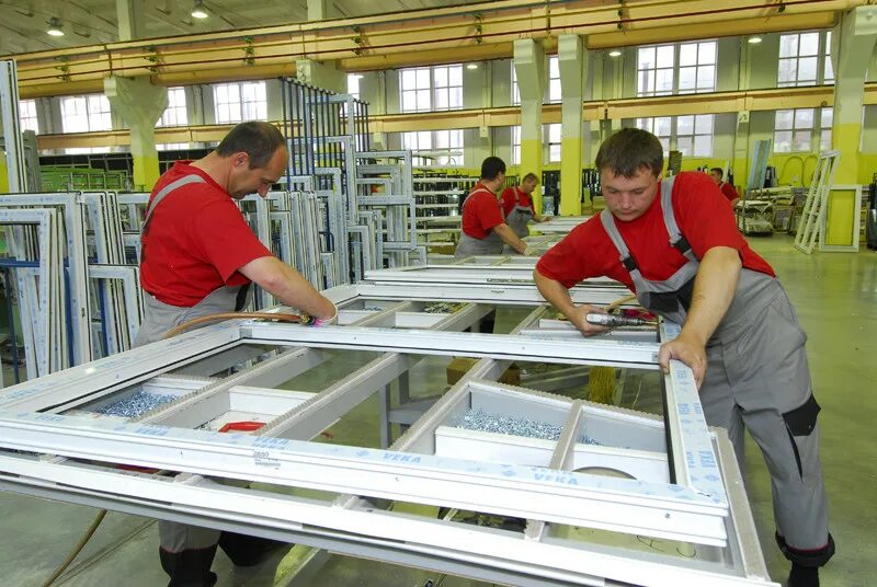 Слесарь сборщик. Пластиковые окна завод. Сборщик пластиковых окон. Цех пвх окон. Сборщик пвх и алюминиевых конструкций.