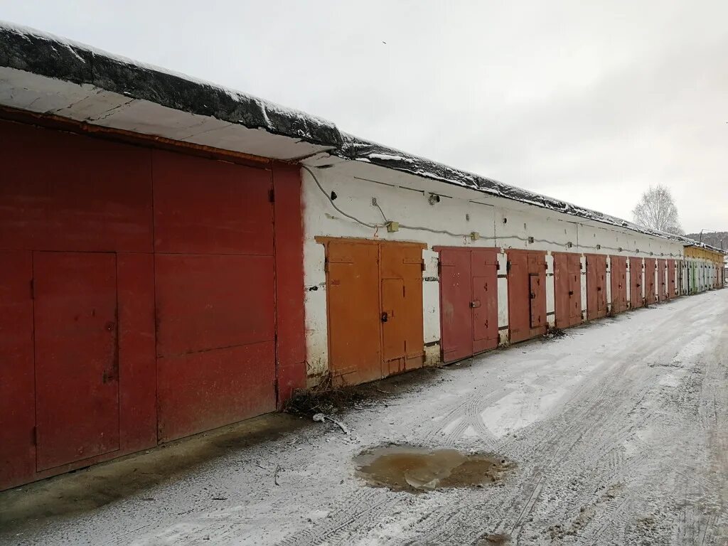 Аренда гаражей новгород. ГСК Екатеринбург Коммунистическая. Капитальный гараж. Гаражный бокс. Гараж бокс.