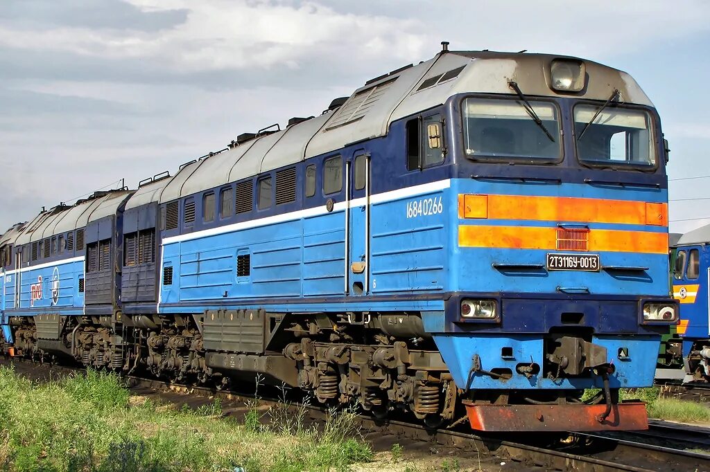 магистральный тепловоз 2тэ116. тепловоз 2м62у ульяновск майна. уд 62. двигатель зид уд2. магнитная книга «стройка».