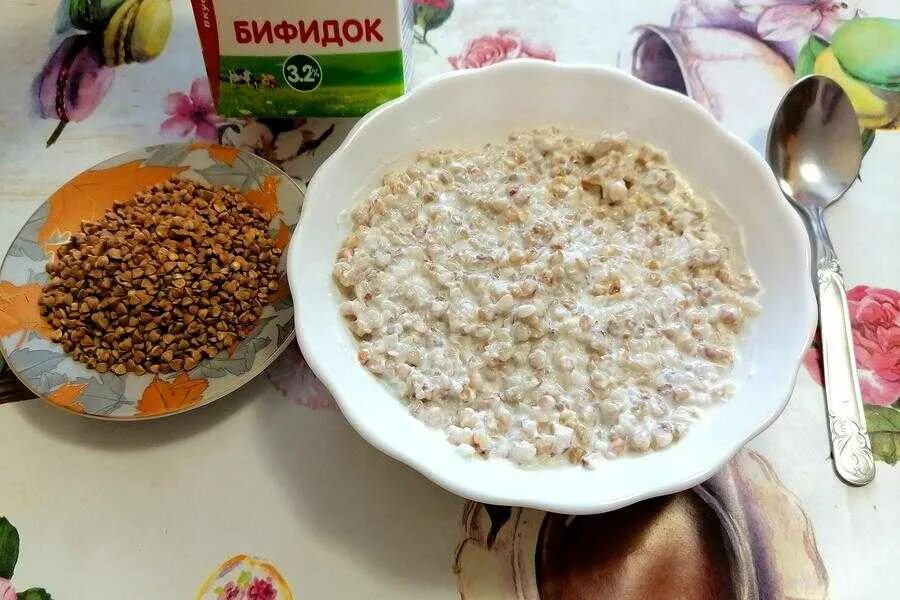 Гречка по утрам польза. Гречка с кефиром. Кефир с гречневой крупой. Гречка с кефиром по утрам. Кефир с крупами.