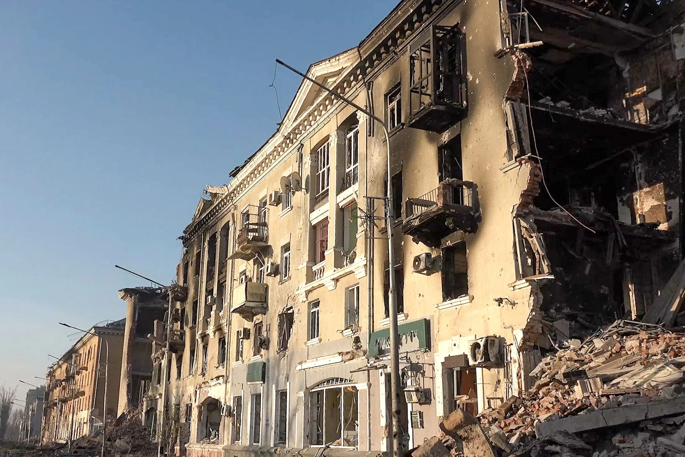 Артемовск сегодня чей. Артемовск 2023 разрушения. Разрушенный дом. Многоэтажные дома. Разрушенный город.