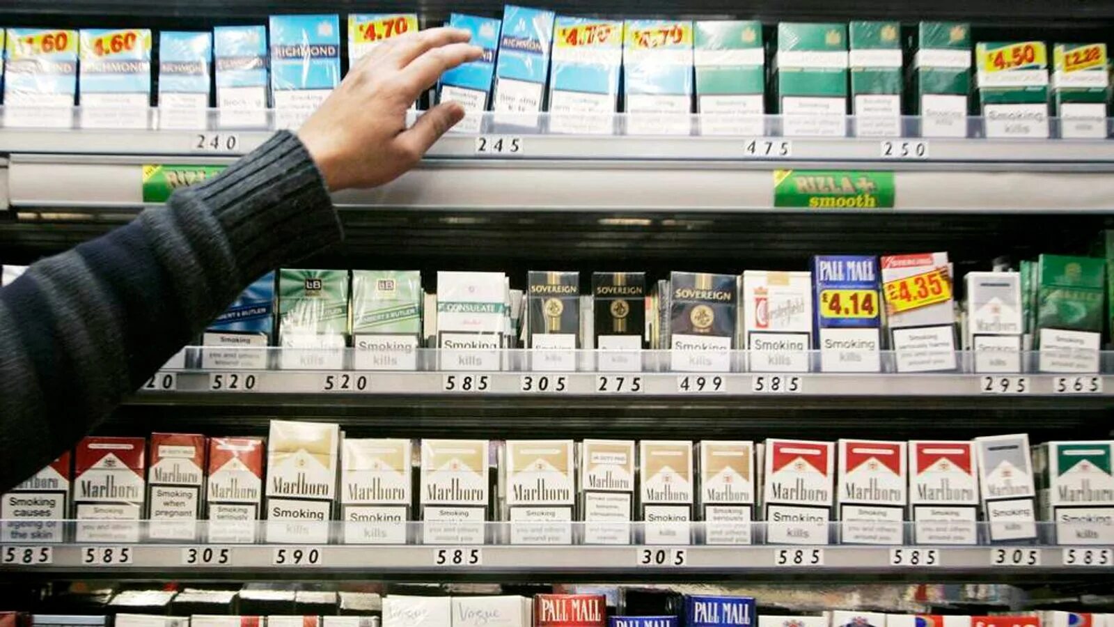 продают ли сигареты в аэропорту. пулково дьюти фри сигареты.