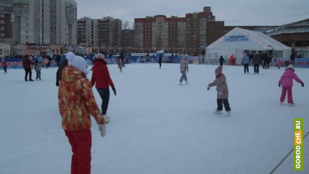 Каток череповец алмаз. Центральный городской каток Череповец. Алмаз Череповец каток. Стадион Металлург Череповец массовое катание. Череповец зимние забавы.