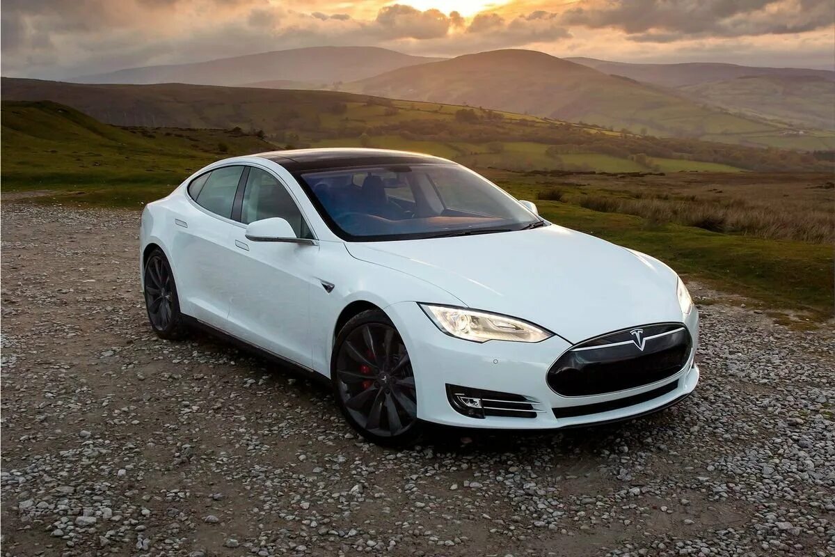 Машина тесла фото. Машина Tesla model s. Tesla седан model s. Тесла модель s 2013. Tesla model s 2013.