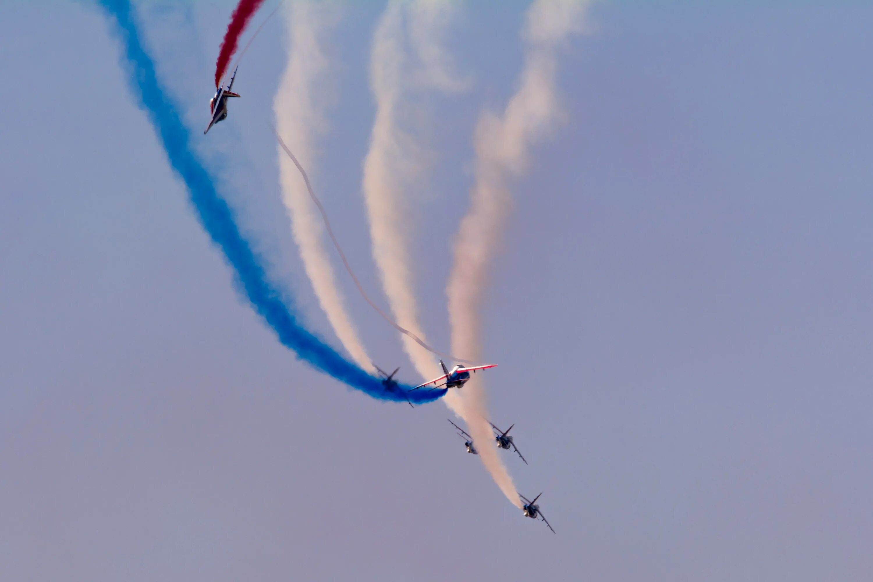 Групповая фигура высшего пилотажа 6. Patrouille de France самолеты. Фигуры высшего пилотажа авиашоу. Авиашоу Франции. Авиашоу обои.