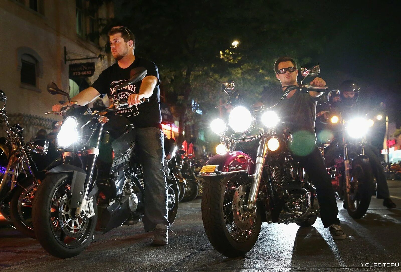 Байк ночной волк. Ночные волки на харлеях. harley davidson мотосезон. ночные байкеры. байкеры ночью.