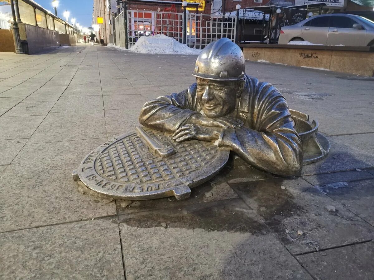 Памятник сантехника омск