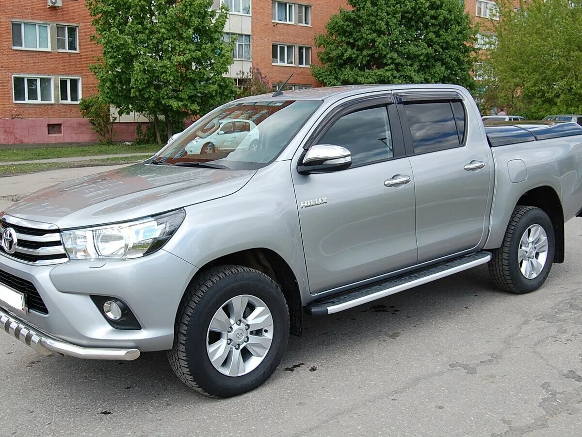 Тойота хайлюкс бу купить в россии. Тойота Хайлюкс 2015 серебристый. Toyota Hilux Pickup 2016. Toyota Hilux 2.8. Toyota Hilux 2018 серебристый.