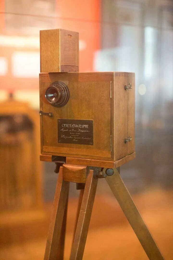 Синематограф братьев люмьер. Братья люмьер 1895. братья люмьер кинематограф. первая кинокамера братьев люмьер.