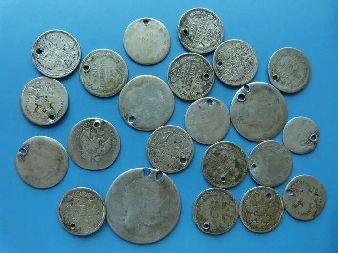 Xblast монета. Монета с дыркой. Старинные монеты с дыркой. Монеты с отверстием. Серебряная монета с дыркой.