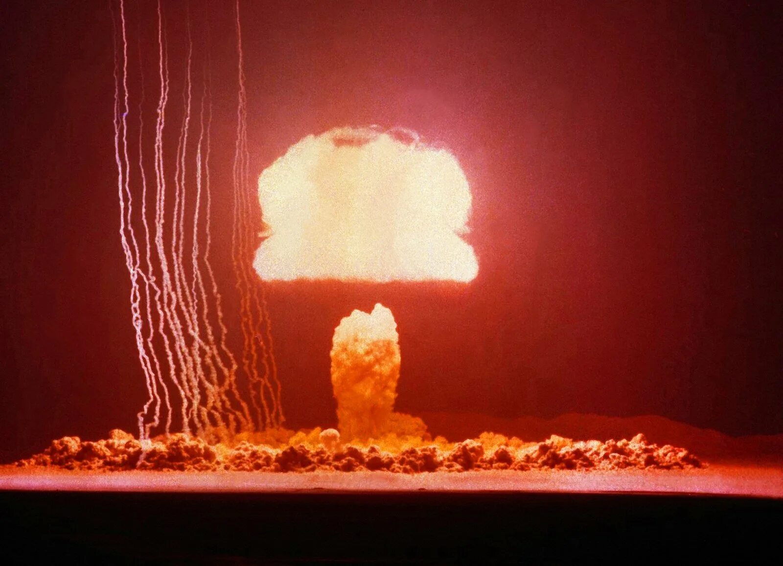 Водородная бомба видео. Ядерный взрыв. Атомный взрыв. Ядерный гриб. Взрыв ядерной бомбы.