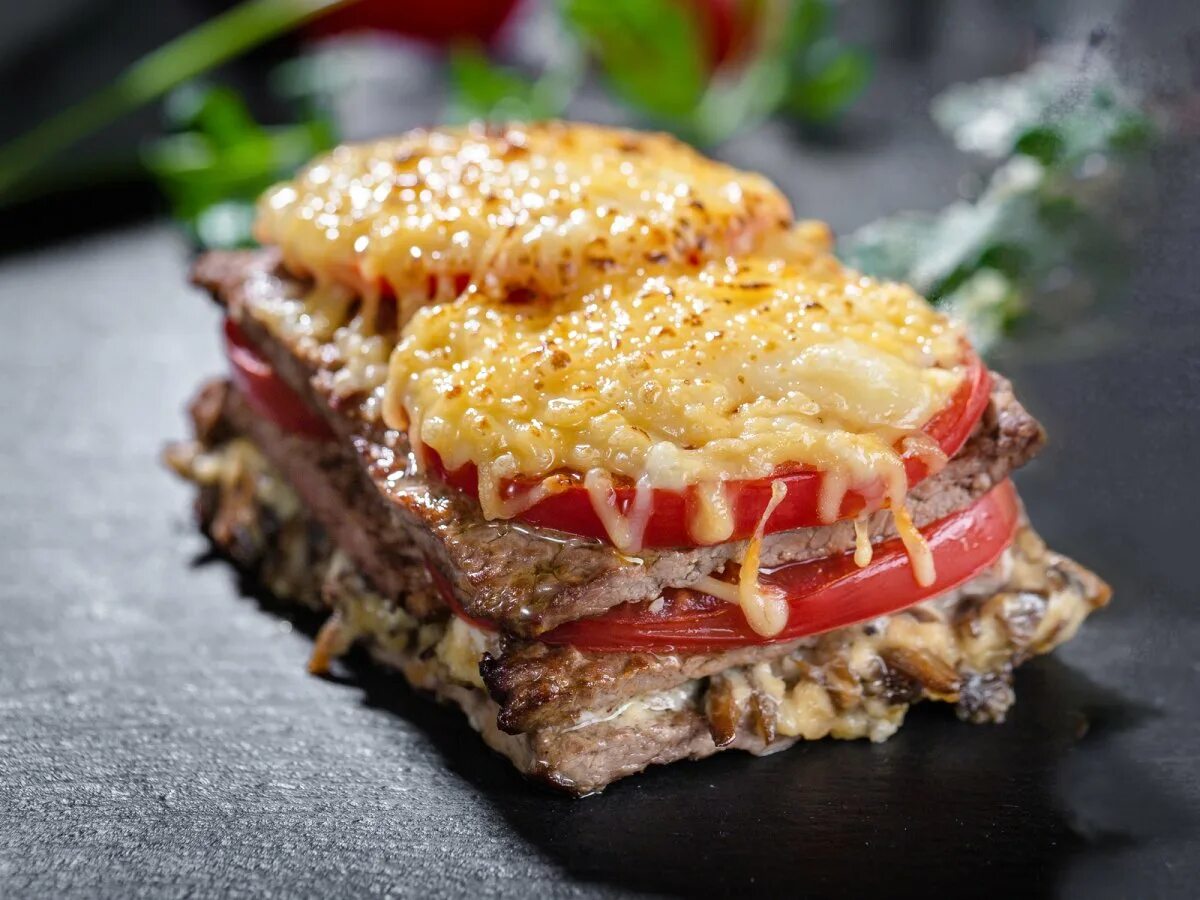 Мясо по царски в духовке из свинины. Свинина по царски. свинина запеченная с помидорами и сыром. отбивная по царски. свинина фаршированная помидорами и сыром.