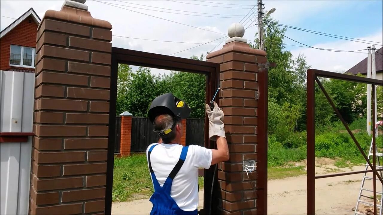 Установка заборов ворота калитки. Закладные для ворот в кирпичных столбах. калитка на кирпичных столбах. кирпичные столбики для ворот. закладные для калитки в кирпичных столбах.