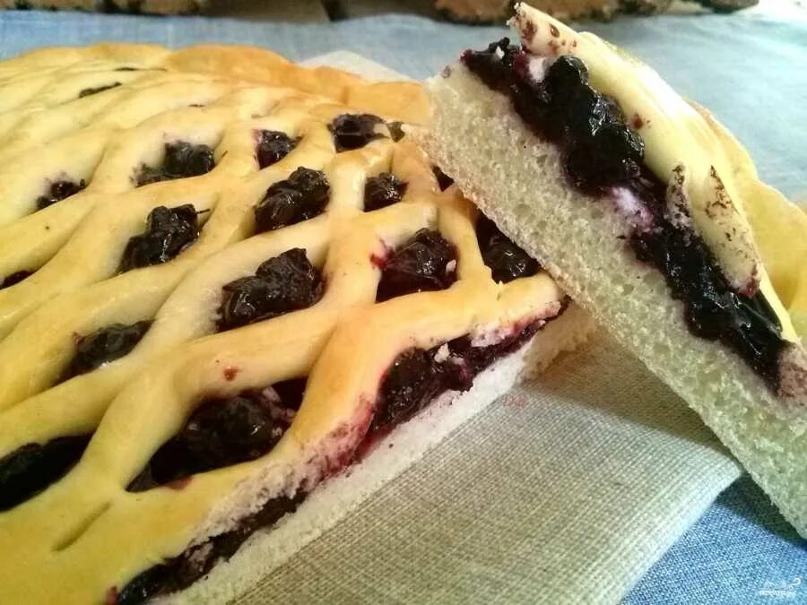 пирог с черничным вареньем. пирог с черникой замороженной в духовке. цветаевский пирог с черной смородиной. пирог с ягодами. выпечка с творогом и черникой.