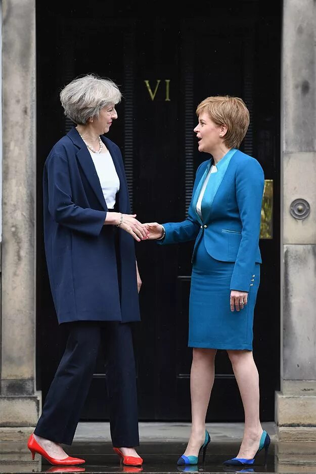 Theresa may в молодости. Одежда женщин политиков. Мэй рост. Тейлор хилл в красном платье. Мэй маск толстая.