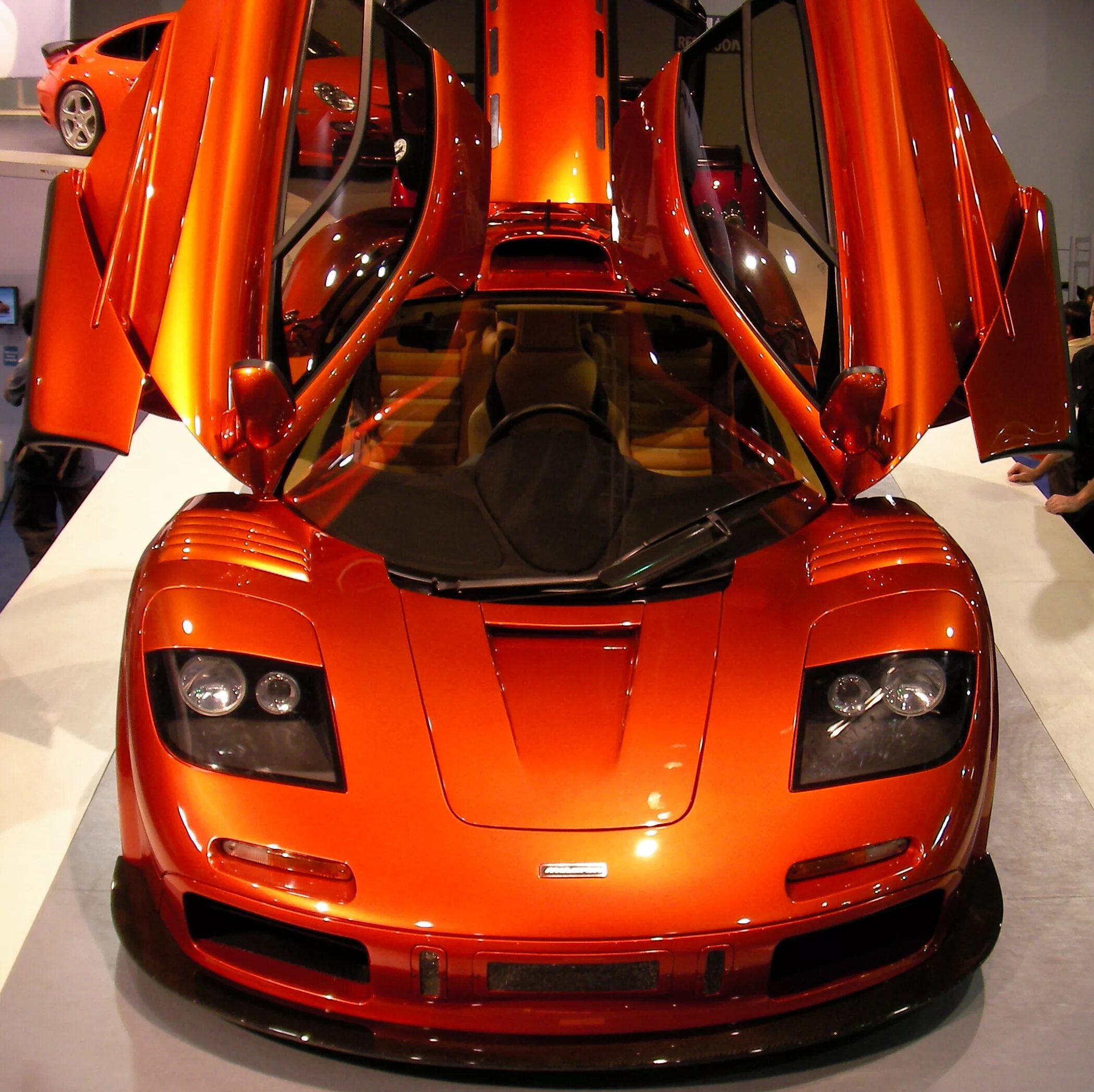 Включи оранжевый автомобиль. Макларен ф1. Машина MCLAREN f1. MCLAREN f1 оранжевый. Макларен f1.