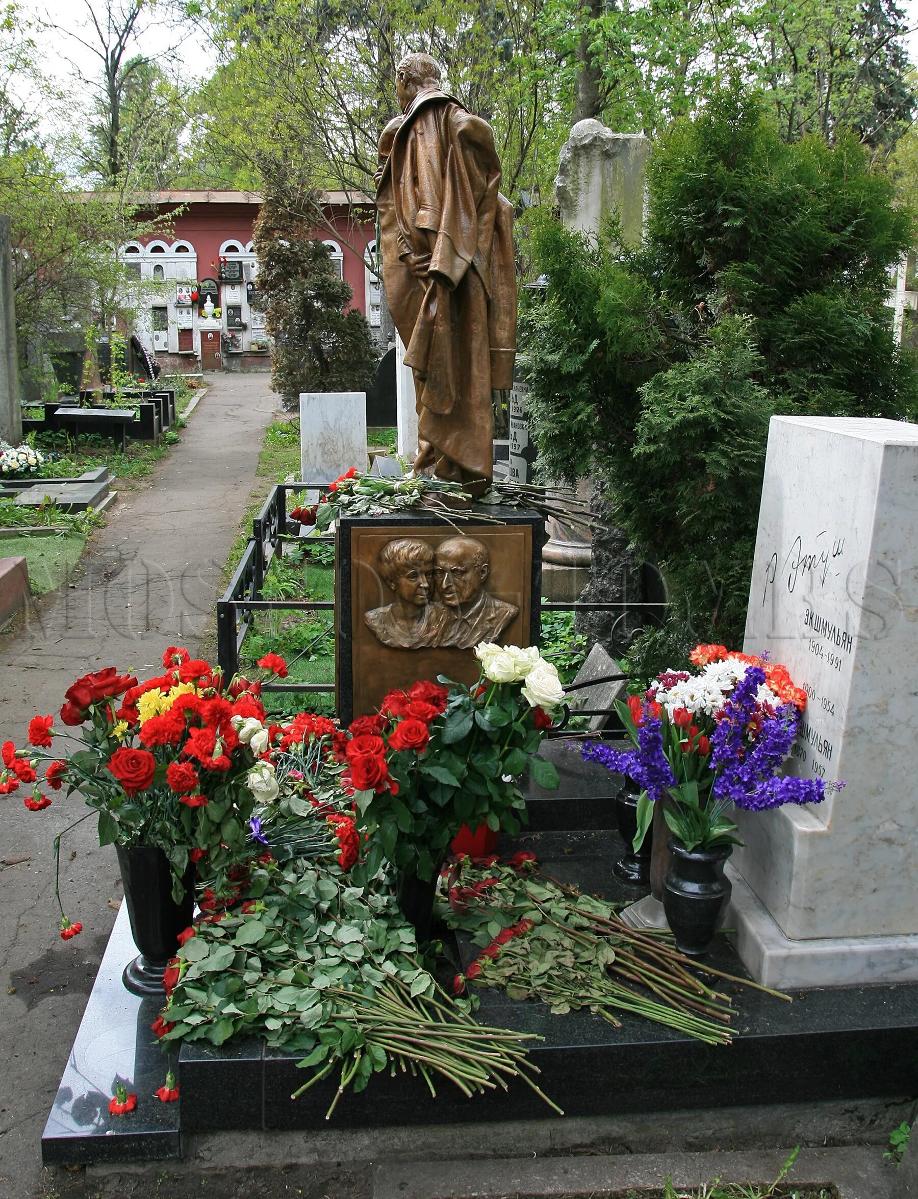 Памятник этушу на новодевичьем кладбище. Памятник этушу. Памятник владимиру этушу на новодевичьем. Памятник этушу. Памятник владимиру этушу на новодевичьем.