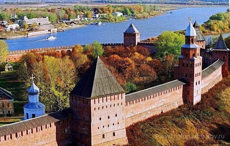 Сколько живет в новгороде. Великий Новгород. Великий Новгород крепость. Великий Новгород достопримечательности. Великий Новгород Повседневная жизнь.