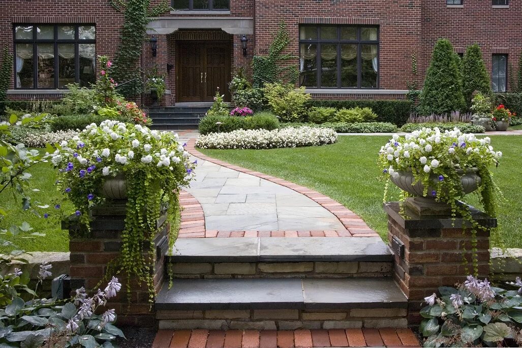 входная группа для частного дома. перед парадным входом. ландшафт входная группа. перед парадным входом. красивый двор.