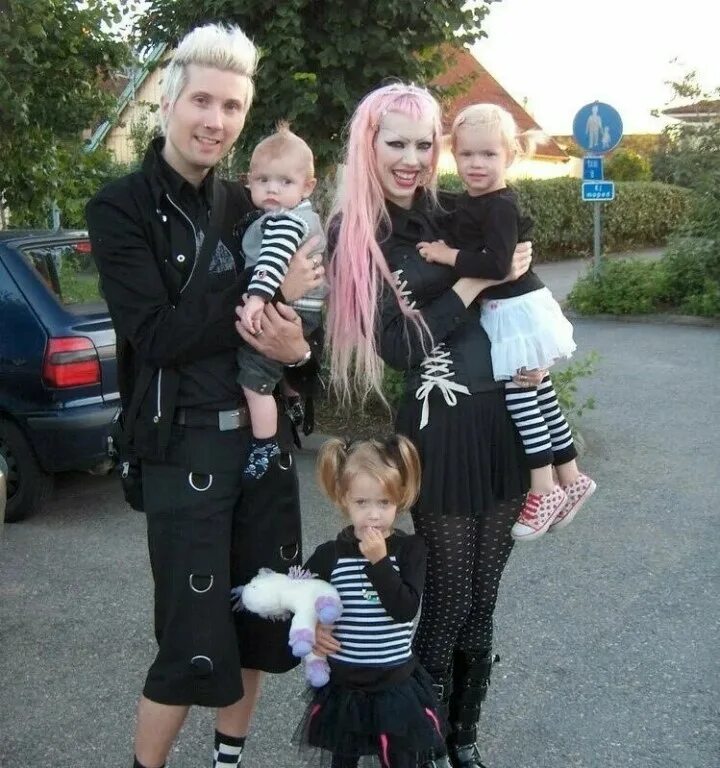 готы панки.