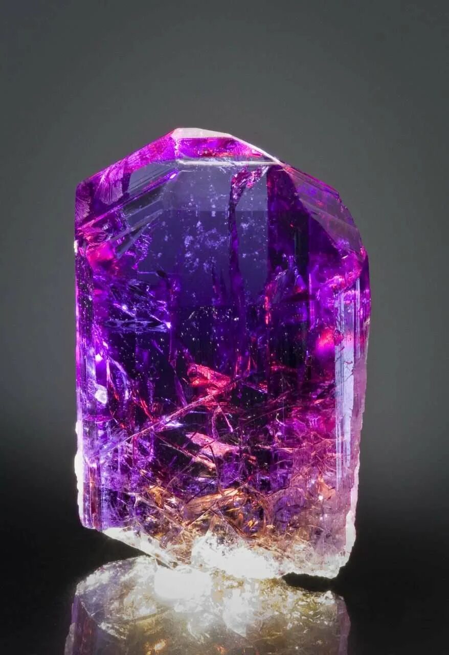 Какой камень фиолетовый. Кристалл (САМОЦВЕТ) танзанит. Фиалковый аметист. Танзанит неограненный. Фиолетовый кварц аметист.