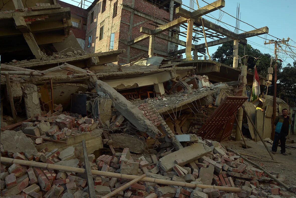 Землетрясение в Гуджарате 2001. Индия 2001 землетрясение. Землетрясение в штате Гуджарат. Землетрясение в Индии в 2001 году.