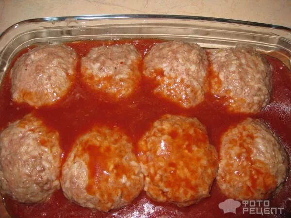 Рецепт мясных ежиков в духовке. Ёжики из фарша с рисом с подливкой в духовке. ёжики из фарша с подливкой в духовке. ёжики из фарша с рисом в духовке в томатном соусе. ёжики в духовке с подливкой.