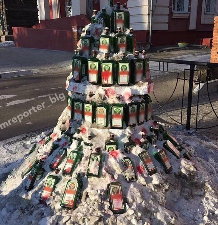 Елка из пивных бутылок. Елка из бутылок. елка из бутылок пива. елка из шин. елка из бутылки коньяка.