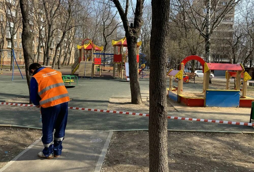 Детские площадки можно ли гулять. Закрытые детские площадки. Закрытие детских площадок в Москве. Детская площадка закрытый двор. Дети на детской площадке.