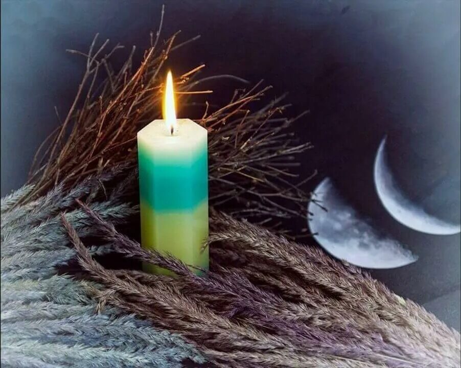 горящие свечи в ночном храме. воск для свечей. свечи для магических ритуалов. свечи в церкви. церковные свечи.
