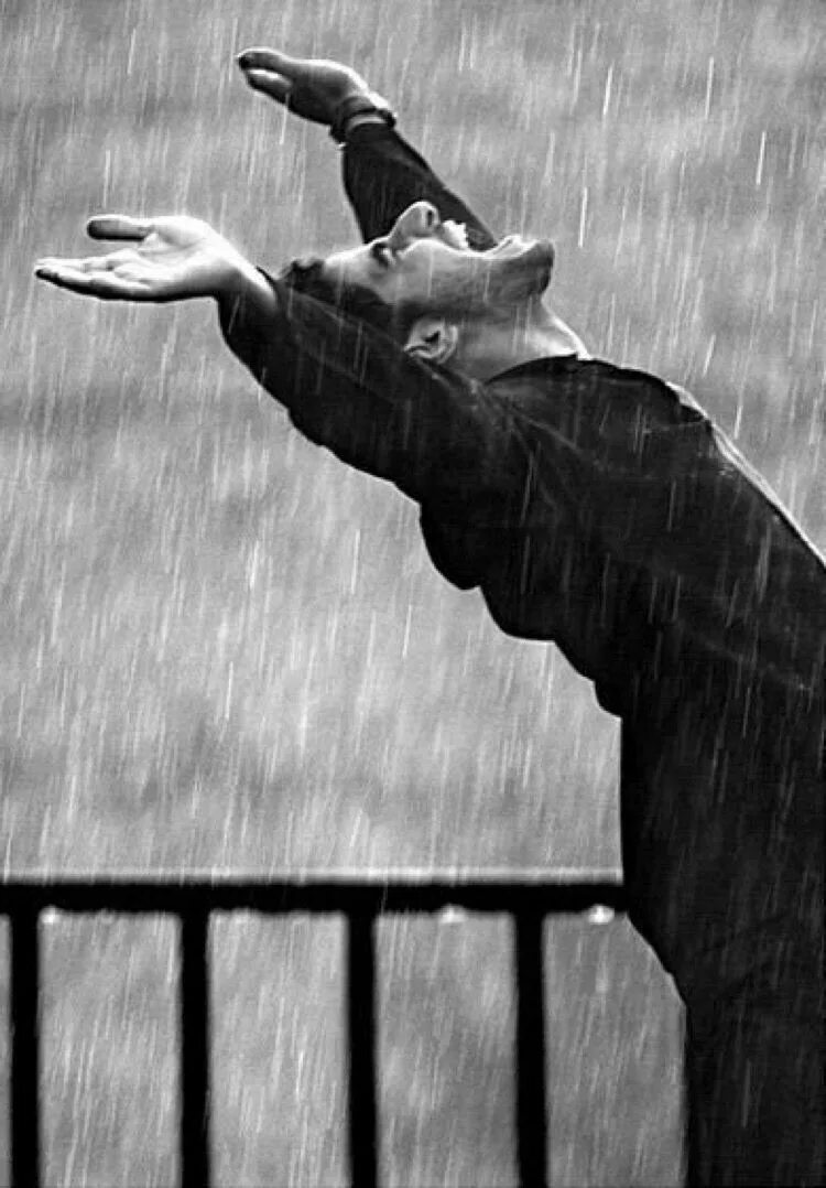 На душе у ребят было радостно категория. Человек под дождем. Мужчина под дождем. Человек под ливнем. Радость под дождем.