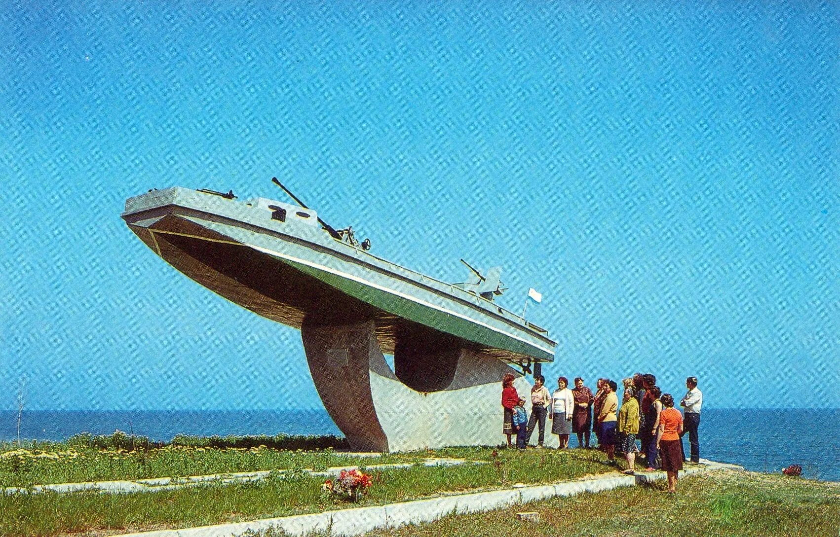 Где в крыму советское. Керчь 1989 год. Керчь памятник катер. Крым СССР. СССР Керчь катер.