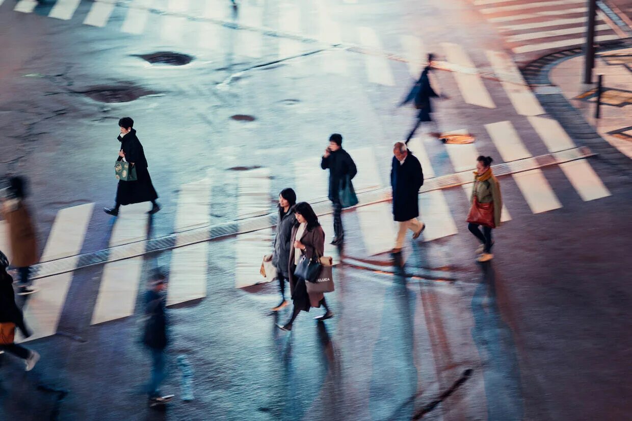 Пешеход Эстетика. Поток людей в городе. Пешеходный переход люди Эстетика. Движение людей в городе.