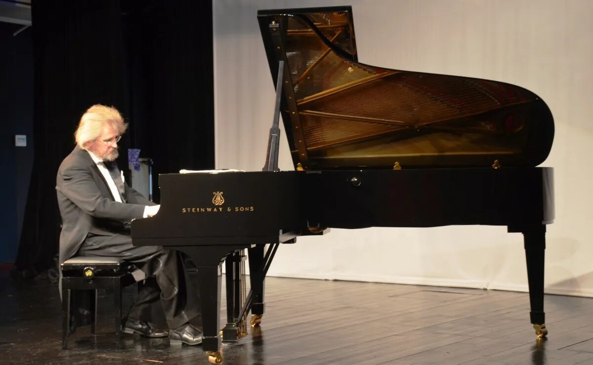 Кирилл гущин bel suono. Александр довган пианист. Чарли фортепианный дуэт. Чайковский пианист. Петр овчаров пианист.