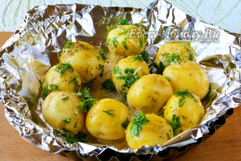 Картофель в духовке с чесноком и зеленью. Картошка с зеленью в духовке. молодая картошка в духовке с чесноком. молодой картофель запеченный в духовке целиком с чесноком и зеленью. картофель запеченный с зеленью и чесноком.